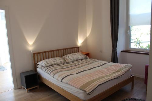 科莫Atelier 55 Casa arte e natura的卧室内的一张床位,带窗户