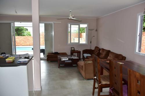 努美阿Bas de villa Noumea的客厅配有沙发和桌子