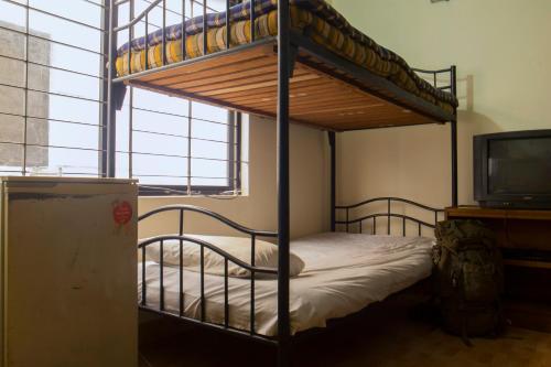 达卡Japanese lodge hydrangea的一间卧室配有双层床和电视。