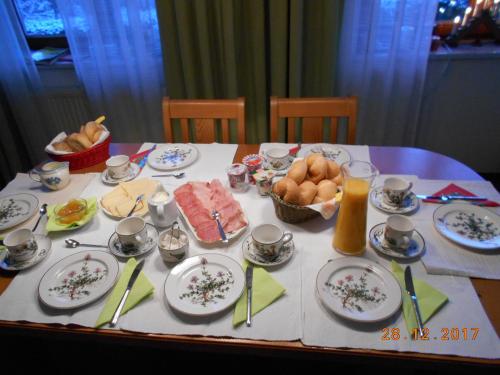 圣加伦罗伊德尔度假屋的桌上放有盘子和碗的食物