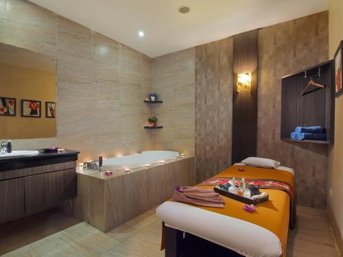 棉兰卡利比亚精品酒店的带浴缸和盥洗盆的浴室