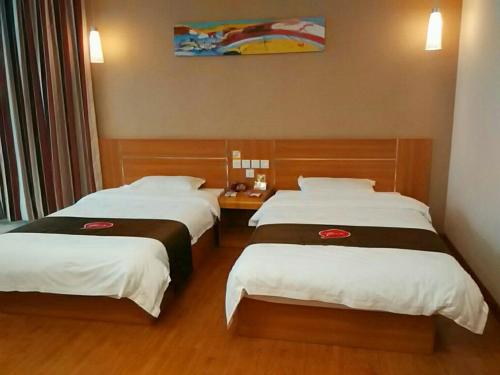 Fengxin尚客优连锁江西宜春奉新冯川东路黄泥巷店的一间酒店客房,房间内设有两张床