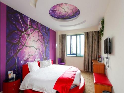 无锡尚客优连锁江苏无锡新区泰伯大道店的一间卧室设有一张大床和紫色的墙壁