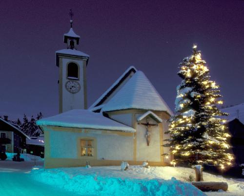 布拉伊埃斯盖斯特霍夫胡伯酒店的一座教堂,教堂内有圣诞树和钟楼