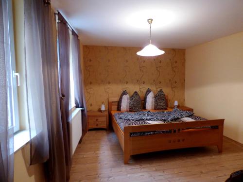 雷希Relaxen im alten Winzerhaus Fewo EG的卧室配有一张床