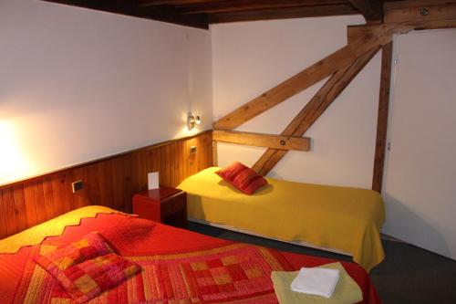 莱孔塔米讷蒙茹瓦盖里纳特酒店的一间客房内配有两张床的房间