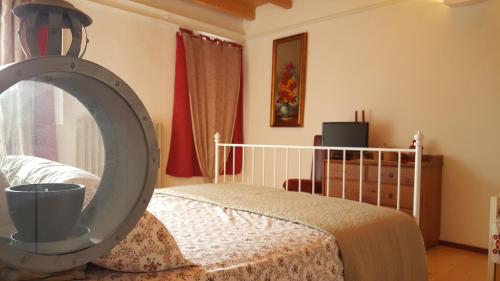 费拉拉Casa Di Arianna的一间卧室配有一张床和镜子