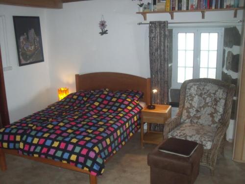 Lajes das FloresCasa Bianca的卧室配有床、椅子和窗户。