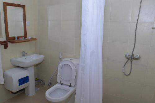 桑给巴尔楚湾尼行政宾馆的一间带卫生间和水槽的浴室