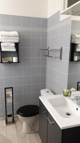 纳维斯乌斯塔尔酒店的一间带卫生间和水槽的浴室