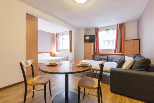 斯特拉斯堡斯特拉斯堡城市公寓的客厅配有桌子和沙发