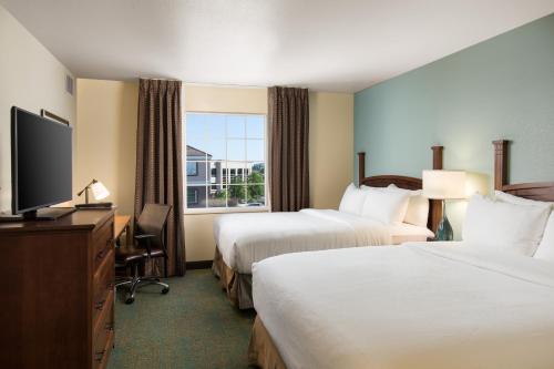 佛森萨克拉门托福尔瑟姆驻桥套房酒店的酒店客房设有两张床和一台平面电视。