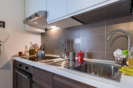 佩鲁贾卡萨弥勒公寓的厨房配有水槽和台面