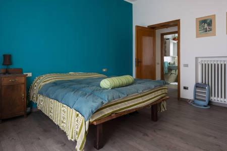 佩鲁贾卡萨弥勒公寓的一间卧室配有一张蓝色墙壁的床