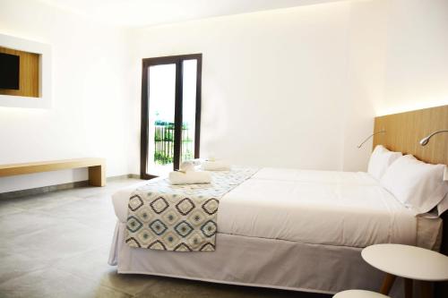 费拉尼特斯Finca Agroturismo Son Menut的白色的卧室设有床和窗户