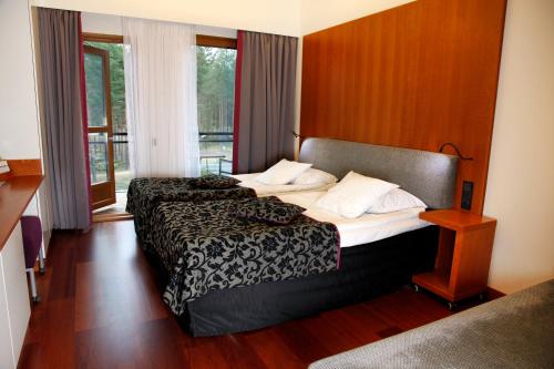 沃卡蒂维卡提布里克索克斯酒店的酒店客房设有两张床和窗户。