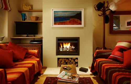 温彻斯特Hang Your Hat的客厅设有壁炉和2张沙发。