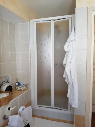 Ornicacasa del cirillo的浴室里设有玻璃门淋浴