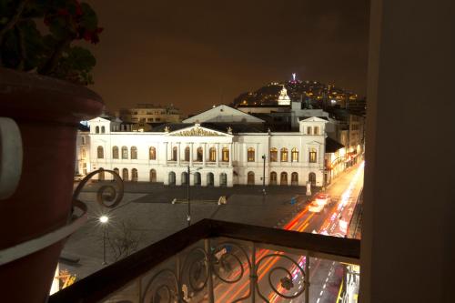 基多Hotel Plaza del Teatro的享有白色建筑的夜景