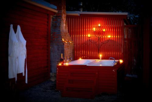 StaveleyRed Cottages Staveley的浴缸配有蜡烛和灯光,位于黑暗中