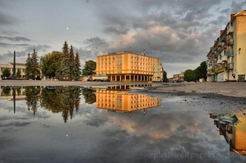弗拉基米尔-沃伦斯基Volyn HOTEL LUDMIR的水体中建筑物的反射