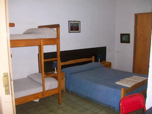 米娜克拉韦罗Hosteria Columbia的一间卧室配有两张双层床和一张蓝色的床。