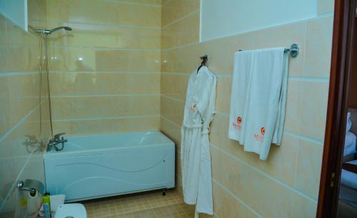 Hotel & Fitness Center MANDARIN的一间浴室