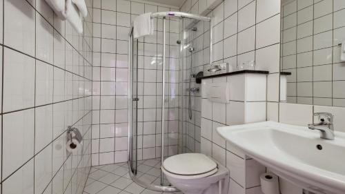 奥勒松Thon Partner Hotel Baronen的带淋浴、卫生间和盥洗盆的浴室