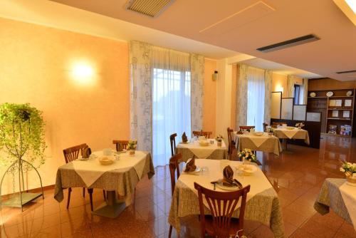 维罗纳洛坎达科尔特吉尔兰达酒店的一间在房间内配有桌椅的餐厅