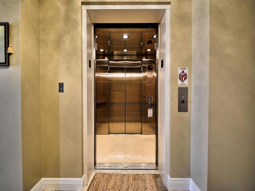 克利尔沃特Aqualea 504的走廊上设有通往电梯的门