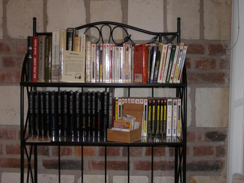 Camon赫尔迪谷仓酒店的书架上满是砖墙旁边的书