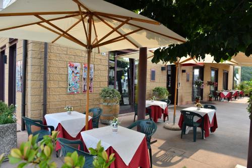 维罗纳洛坎达科尔特吉尔兰达酒店的一间带桌椅和遮阳伞的餐厅
