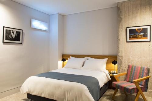 雅典沃尔5号酒店的配有一张床和一把椅子的酒店客房