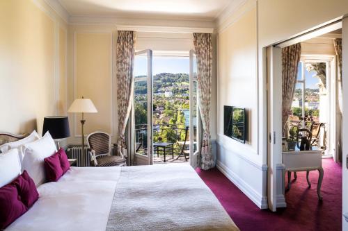 伯尔尼伯尔尼贝耶乌尔宫酒店的一间带大床的卧室和一个阳台