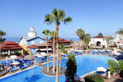 阿德耶Bahia Principe Sunlight Tenerife - All Inclusive的享有度假村游泳池的景致