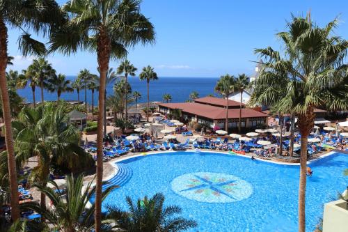 阿德耶Bahia Principe Sunlight Tenerife - All Inclusive的享有度假村游泳池的景致。