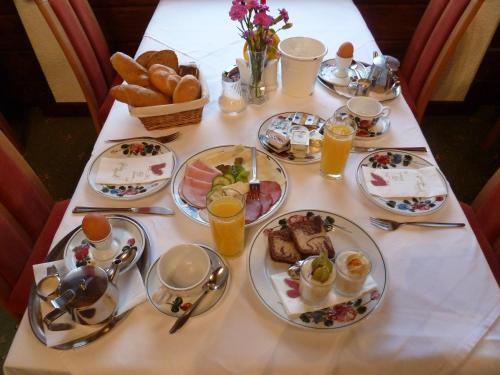 库赫尔Pension Schöne Aussicht的一张桌子,上面放着早餐盘