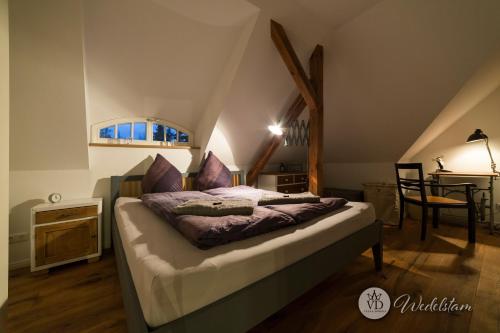 莱比锡Villa Dohna - Apartment Wedelstam的卧室配有一张床和一张桌子