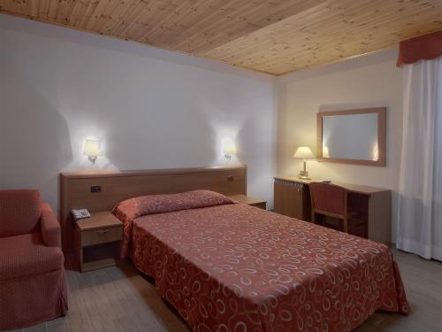 瓦伦扎泰尔梅迪蒙特瓦伦扎酒店的配有一张床和一把椅子的酒店客房