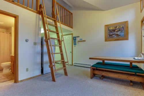 RedstoneChair Mountain Cabin at Filoha Meadows的一间带梯子、桌子和长凳的房间