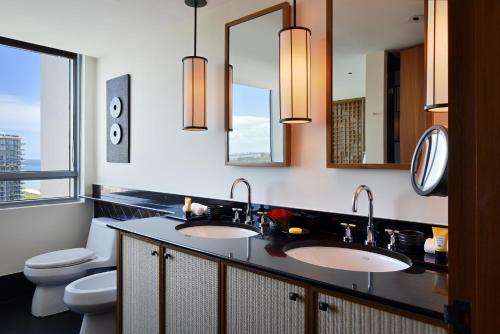 迈阿密海滩迈阿密海滩时代酒店的一间带两个盥洗盆、卫生间和镜子的浴室