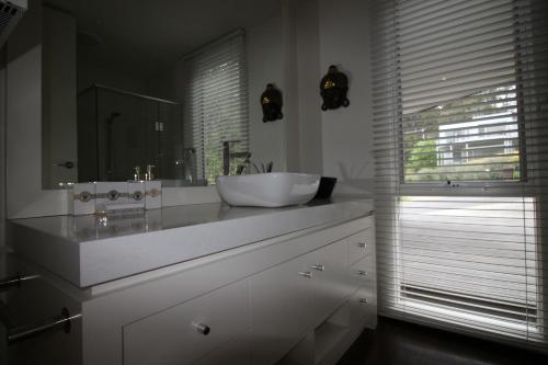 洛恩洛恩度假屋的白色的浴室设有水槽和镜子