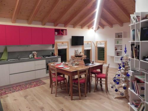 法拉-迪索利戈da Meri tra le colline del prosecco DOCG locazione turistica的厨房配有木桌和圣诞树