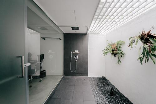 新加坡Lloyd's Inn的浴室壁上装饰有小便和鲜花