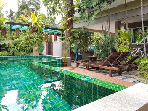 拉威海滩本加玛斯普雷斯酒店的一个带长椅的游泳池