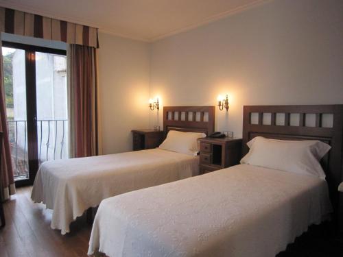 阿瓜尔达塞尔塔酒店的酒店客房设有两张床和一个阳台。