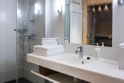 沃卡蒂Vuokatti Sport Chalets的白色的浴室设有水槽和淋浴。