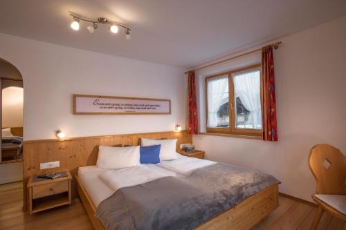 齐勒谷地里德费立恩福斯迪帕茵住宿加早餐旅馆的一间卧室设有一张床和一个窗口