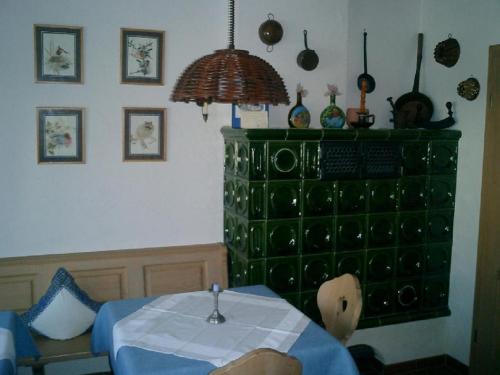 WipfeldGästehaus Zehntgraf的一间设有绿色梳妆台和一张桌子的房间