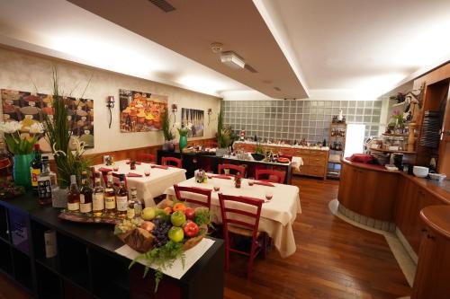 基亚索班霍夫豪斯酒店的一间设有两张桌子的餐厅和一个提供食物的柜台